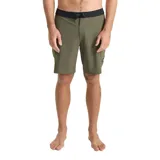 Boardshort Roark modelo Passage Pro de color verde militar, con cintura elástica negra y cordón ajustable.