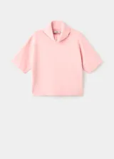 Jersey de punto color rosado, con cuello alto, manga corta y diseño recto.