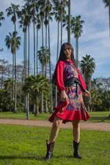 Vestido corto de lanilla con estampado floral, mangas largas abullonadas y falda con godets. Incluye cinturón negro ancho con hebilla redonda.
