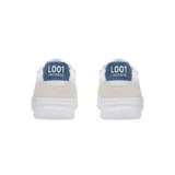 Championes Lacoste modelo L001, de diseño urbano con base blanca, detalles en gamuza beige y refuerzo azul en el talón. Presenta el logo del cocodrilo bordado en el lateral y suela de goma blanca.