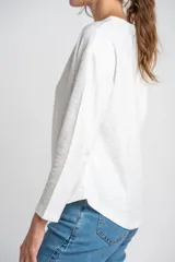 Sweater blanco de algodón peinado con elastano, de calce oversize y mangas largas.