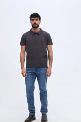 Remera polo verde militar con textura sutil, de manga corta, cuello camisero y cierre frontal de botones.