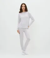 Conjunto de pijama de dos piezas compuesto por una blusa de manga larga con cuello redondo y un pantalón largo con cintura elástica. Ambas prendas presentan un diseño de rayas horizontales finas.