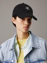 Gorra de béisbol Calvin Klein color negro, con visera curva y logo 'ck' bordado en blanco en la parte frontal. Cuenta con cierre ajustable en la parte posterior.