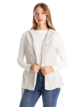 Chaleco faux fur color gris, con broches ocultos en la parte delantera y lazo de ecocuero en la cintura.