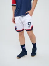 Short deportivo Umbro del Club Nacional de Football, modelo Match para hombre. Diseño en color azul marino con tejido de malla, detalles en blanco y rojo en los laterales y el escudo del club bordado.