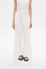 Pantalón blanco de viscosa, de corte ancho y tiro alto, con bolsillos laterales.