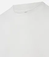 Remera de corte regular y manga corta, color celeste con textura vertical perforada y cuello redondo.