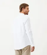 Camisa de manga larga marca Marfinno, confeccionada en tejido dobby de algodón con textura de rayas finas. Presenta cuello inglés y cierre frontal abotonado.