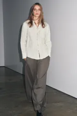 Pantalón de tiro alto con pierna ancha, confeccionado con detalle de pinzas en el delantero, bolsillos laterales y cierre frontal con cremallera y gancho metálico.