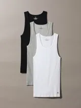 Pack de tres musculosas de algodón puro con cuello redondo y diseño sin mangas. Cada prenda presenta un corte clásico y un pequeño logo monograma bordado en el dobladillo inferior.