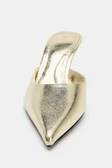Sandalia mule de tacón alto fino y acabado en punta, con cuerpo de efecto metalizado en color dorado y tacón en color negro.