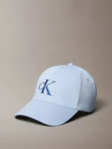 Gorra de algodón celeste con visera curva y cierre posterior ajustable. Cuenta con el logotipo de Calvin Klein Jeans bordado en la parte frontal.