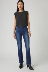 Jeans Levi's 725 Hi Rise Bootcut Eternal, de tiro alto y corte bootcut, color azul oscuro.