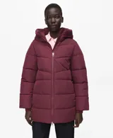 Campera puffer color bordó con capucha, cierre frontal con cremallera y diseño acolchado con costuras horizontales.