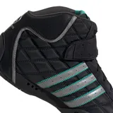 Championes de corte alto Adidas Adiracer Hi, edición especial Mercedes AMG Petronas F1 Team. Presentan un diseño acolchado con patrón de rombos en color negro, detalles en plateado y toques de color turquesa. Incluyen cierre de velcro en el tobillo y suela de goma con logo de la marca.