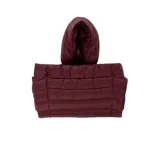 Campera ligera acolchada tipo puffer, color bordó, con capucha integrada, cierre frontal y diseño de costuras horizontales.