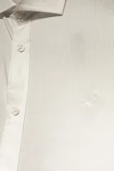 Camisa de manga larga Brooksfield con tejido dobby texturizado, corte slim fit y cuello italiano. Presenta cartera abotonada y logo bordado en el pecho.