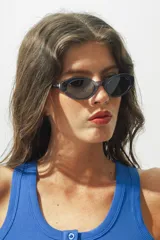 Lentes de sol con marco de acetato color lila y lentes oscuros ovalados.