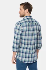 Camisa de manga larga confeccionada en una mezcla de lino y algodón, con diseño a cuadros en tonos verdes, azules y blancos. Presenta cuello clásico, cierre frontal con botones y un bolsillo en el pecho con el logo de la marca bordado.