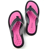 Ojotas de playa con base rosa y tiras negras con detalle de logo.