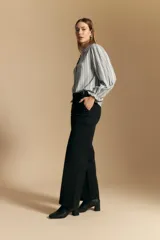 Pantalón negro de corte recto y tiro alto, con caída limpia y estructura en algodón con elastano.