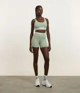 Bermuda deportiva femenina color verde menta, de corte ajustado y tiro alto con elástico texturizado con lettering.