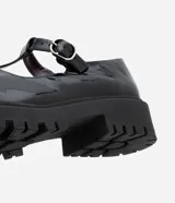 Mocasín estilo Mary Jane de Satinato, confeccionado en poliuretano con acabado brillante. Presenta recortes redondeados en la parte superior, tira ajustable con hebilla metálica y una robusta suela track dentada.