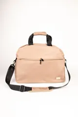 Bolso tipo shopper de nylon color beige, con asas fijas y correa ajustable desmontable en color negro. Cuenta con un compartimento principal con cierre y bolsillos externos.