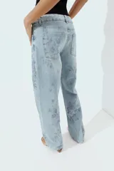 Jeans Z1975 de tiro medio y pernera recta con diseño de cinco bolsillos, cierre frontal con cremallera y botón, y delicado estampado floral en tonos azules.