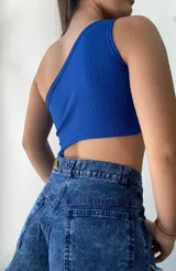 Body negro de morley con un hombro descubierto y abertura en la cintura.