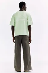 Pantalón jogger gris oscuro de punto grueso, con cintura elástica, cordón ajustable, bolsillos frontales de parche y piernas rectas.