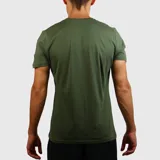 Remera deportiva verde militar de corte clásico con cuello en V.