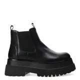 Botas tipo Chelsea de caña corta, color marfil, con paneles laterales elásticos en negro y suela de plataforma track dentada en color negro.