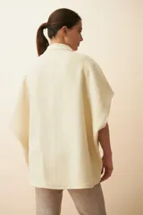 Chaleco marrón de lana con cuello mao, solapas pronunciadas, bolsillos ojal y terminaciones envivadas.