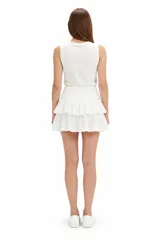 Minifalda blanca de viscosa con diseño de doble vuelo y volados horizontales.
