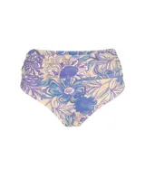 Calzón de bikini de tiro alto con faja drapeada y estampado floral en tonos celeste, azul y beige.