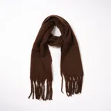 Bufanda larga color marrón chocolate con flecos en los extremos.