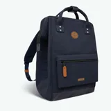 Mochila Cabaia modelo Adventurer Zurich color azul marino. Tiene sistema MOLLE para sujetar bolsillos, compartimento acolchado para tablet o PC, correa para sujetar a la maleta y tirantes acolchados antitranspirantes.