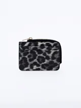 Billetera pequeña con estampado animal print en tonos grises y negros, cierre superior con cremallera dorada y ranuras para tarjetas.