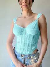 Corset largo de encaje blanco con aros, ballenas frontales y breteles regulables. Cuenta con espalda reforzada y cierre de ganchos.