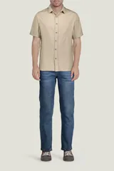 Camisa color beige de algodón con botones y cuello camisero, de manga corta y corte clásico.