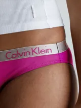 Bombacha clásica Calvin Klein de algodón elástico color fucsia, con cintura elástica plateada con logo de la marca.