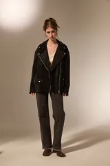 Chaqueta tipo biker de gamuza sintética color tostado, con cuello solapa, cierre frontal y diseño holgado.