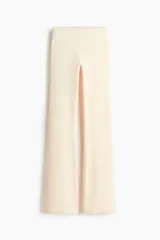 Leggings de yoga acampanadas color beige claro, confeccionadas con tejido funcional DryMove y SoftMove, de tiro alto con cintura ancha.