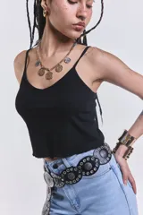 Musculosa corta negra de morley con breteles finos.