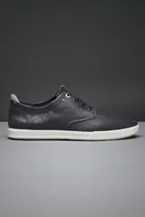 Championes Ecco Collin 2.0 de cuero azul marino con cordones, suela blanca y detalles perforados.