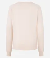 Suéter de punto color marrón chocolate, con cuello redondo y mangas largas con puños acanalados. Presenta un diseño básico y versátil de corte recto.