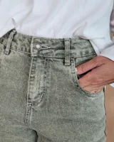 Pantalón de jean de corte recto y tiro medio, en color gris oscuro con efecto lavado. Presenta cierre frontal con botón y bolsillos laterales y traseros.