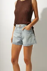 Short de jean celeste con cintura alta y corte recto.
